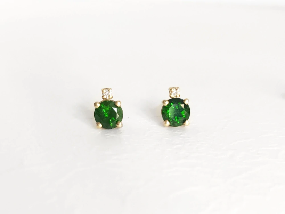 585/1000 Zlaté náušnice s chromdiopsidem a diamanty