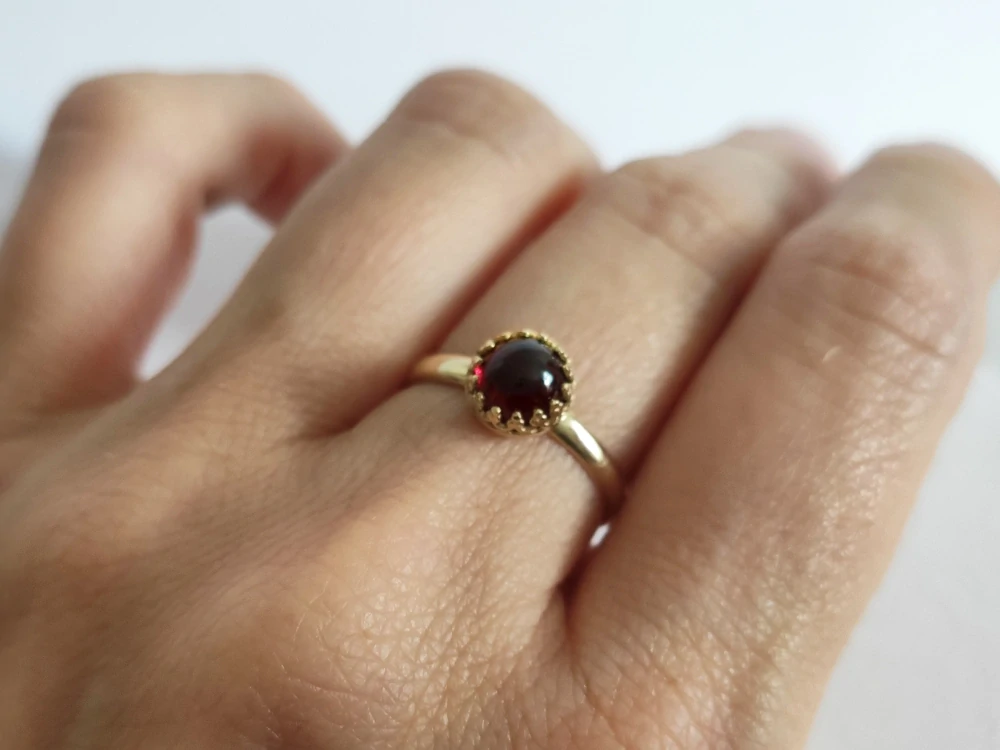 Zlatý prsten s granátem Berry